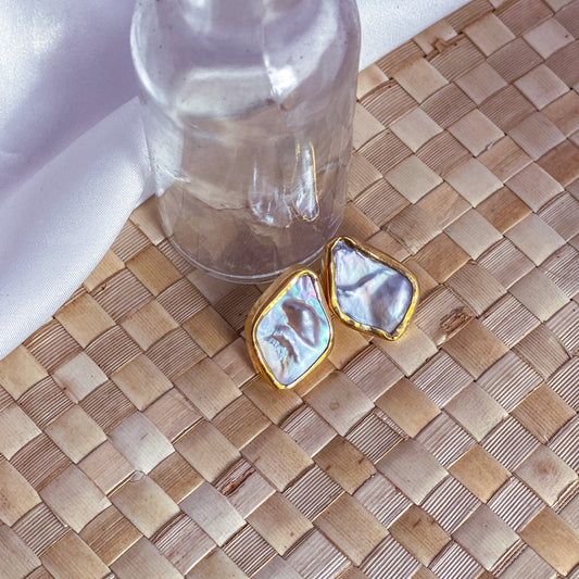 Diamond shapes Tahitian Mother of Pearl earrings in Tahiti, Gold Vermeil